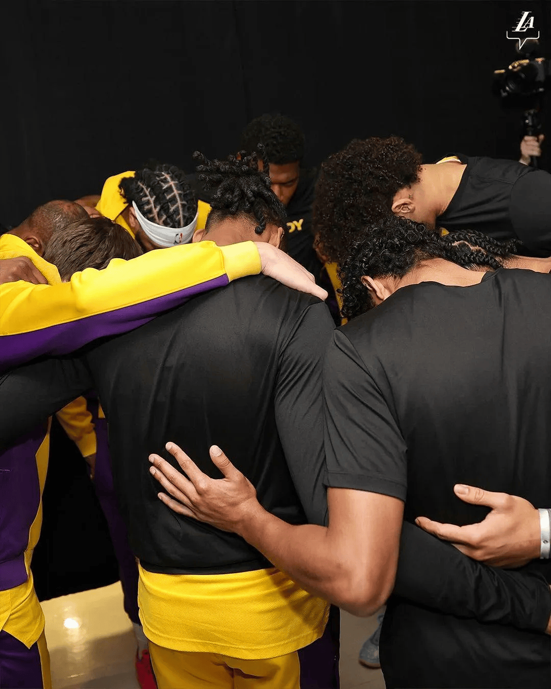 爱游戏平台湖人教练压力巨大！，Karsa遭遇三持续失利全场沸腾不已的简单介绍